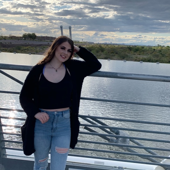 Meet your Posher, Alyssa - Picture 2 of 7